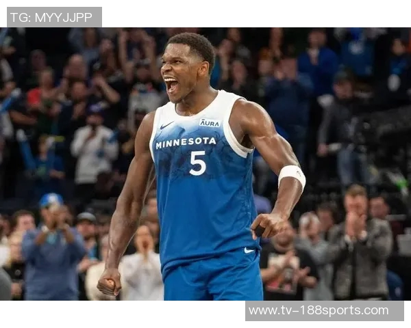 爱德华兹巧妙借掩护接球三分投篮成功实现反超局面