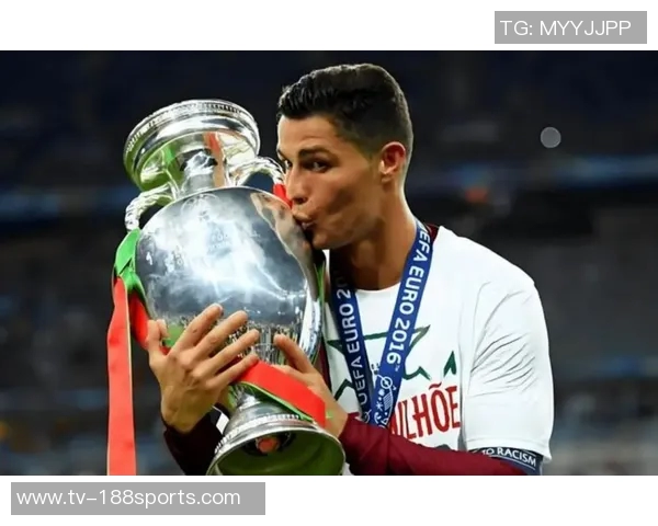 C罗荣获葡萄牙环球声望奖赞誉其辉煌职业生涯成就 C罗荣获葡萄牙环球声望奖赞誉其辉煌职业生涯成就